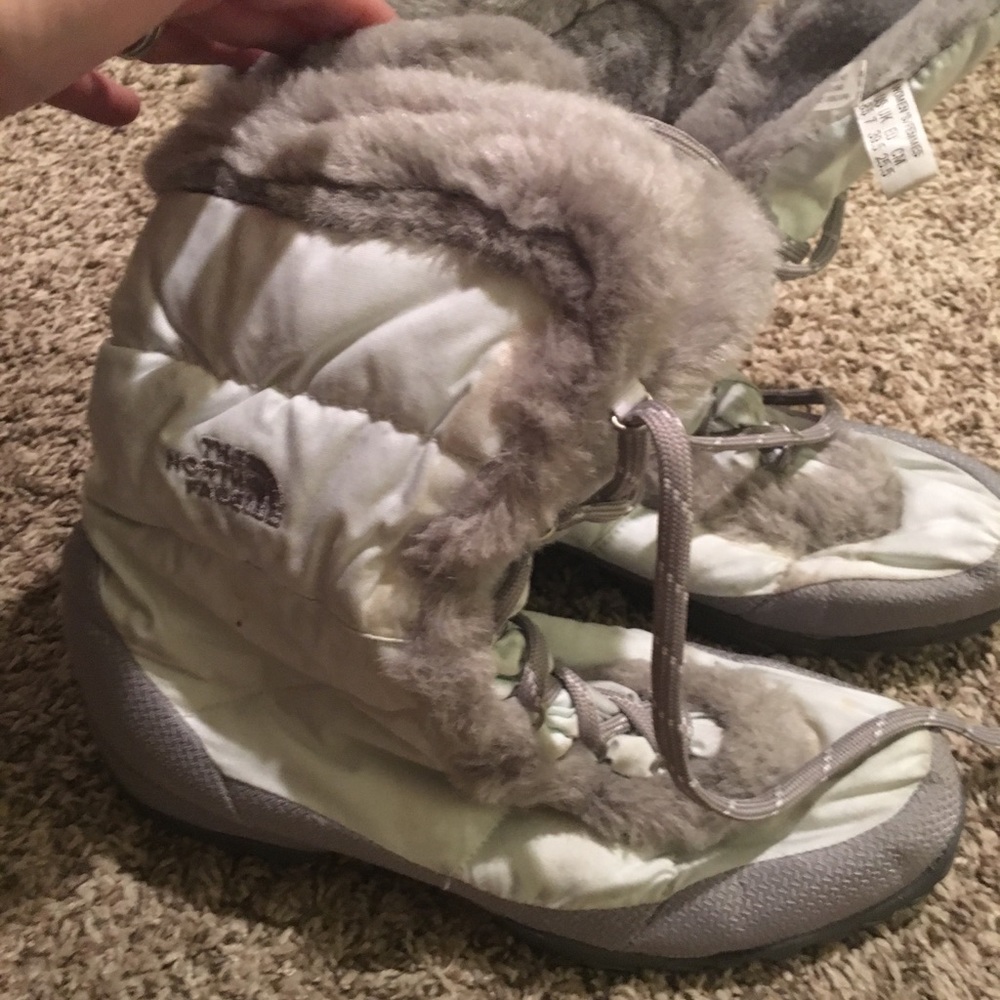 Snow boots